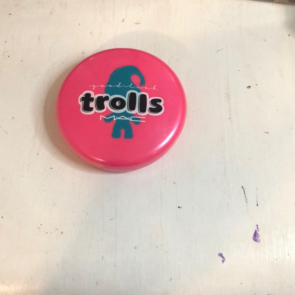 A limited edition Mac trolls illuminating powder